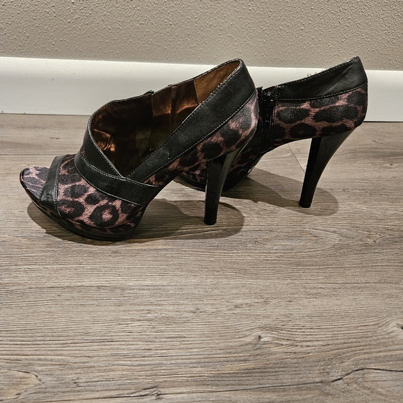Carlos leopard platform heels - Picture 2 of 5